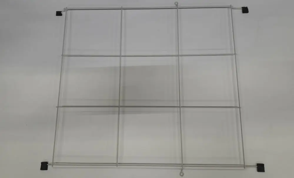Schutzgitter aus transparentem Material mit quadratischer Struktur und Eckbefestigungen, verwendet in Produkten der Marke Remeha.